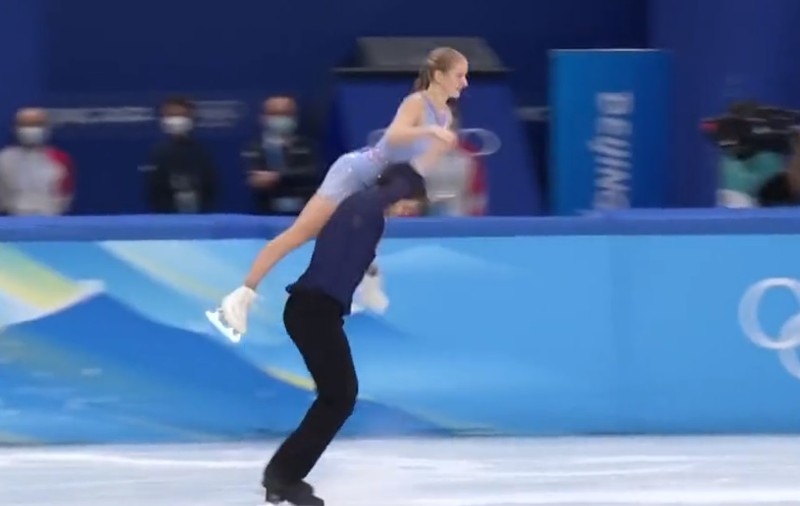 VIDEO | Un patinator german extenuat nu îşi mai poate ridica partenera la Jocurile Olimpice. „Ţi se rupe inima”