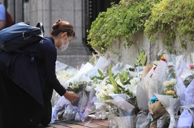 În Tokyo, oamenii au mers să depună flori la Ambasada Marii Britanii pentru a deplânge moartea Reginei Elisabeta a II-a. Foto: Profimedia