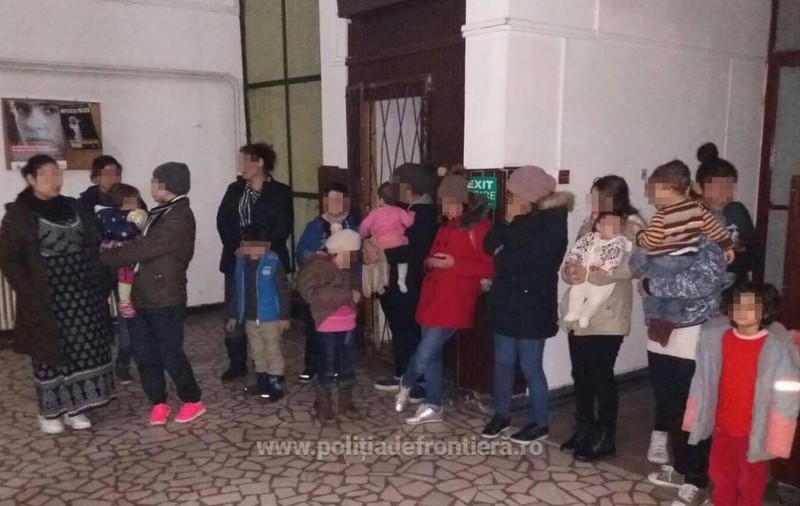 Peste 40 de migranți s-au ascuns într-o cisternă și au fost prinși la graniță, în județul Arad. Printre ei se află și un bebeluș de două luni