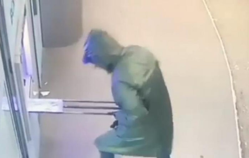 VIDEO / Imagini cu hoții în acțiune, în timp ce aruncă în aer un bancomat din sectorul 3