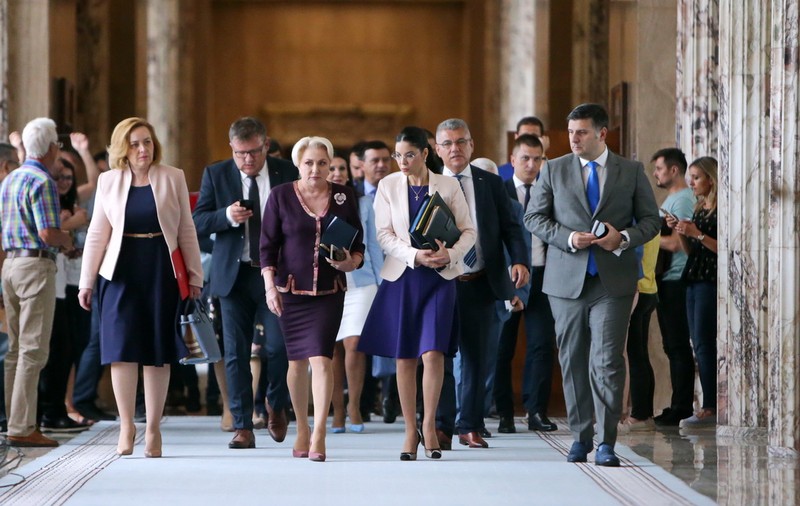 Dăncilă anunţă că a cerut toate detaşările din privat la ministere. Premierul dezvăluie ce salariu avea o persoană angajată la Secretariatul General: 27.000 de lei pe lună