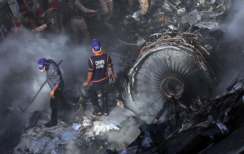 Pe ce locuri au stat cei doi supraviețuitori ai tragediei aviatice din Pakistan