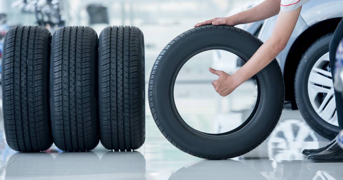 cauciucuri auto prezentate intr-un showroom, in partea dreapta se observa mana unui mecani care indica semnul ok