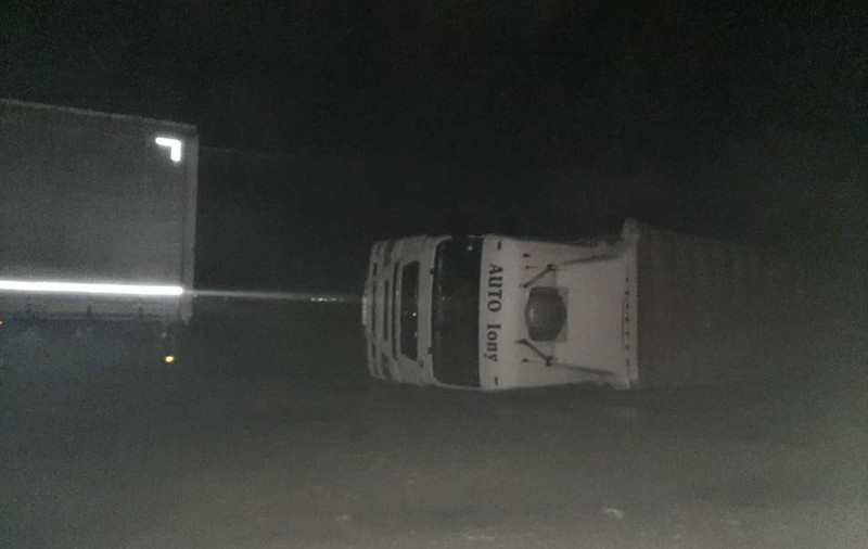 Inundații în Timișoara, după o vijelie. Două TIR-uri au fost răsturnate de rafalele de vânt