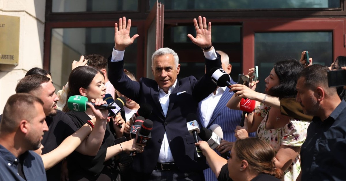 Călin Georgescu a fost așteptat la Parchetul General de aproximativ 100 de fani. Foto: Dumitru Angelescu / Libertatea
