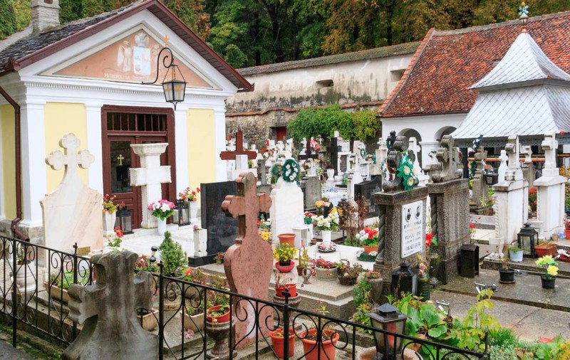 41.000 de morminte din România vor putea fi găsite cu GPS, iar unele ar putea avea și cod QR. Cât plătește primăria ca să digitalizeze două cimitire