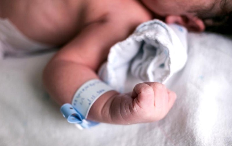 Care e starea bebelușului abandonat într-o pungă, înainte de Crăciun: ”A luat în greutate”. 15 familii vor să-l adopte