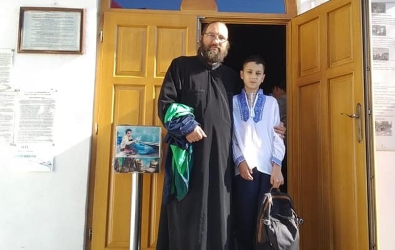 Preotul Damaschin din Iași a îmbrăcat 4.000 de copii pentru prima zi de școală. „Sunt copii care mănâncă din când în când. Dramele lor sunt greu de descris în cuvinte”