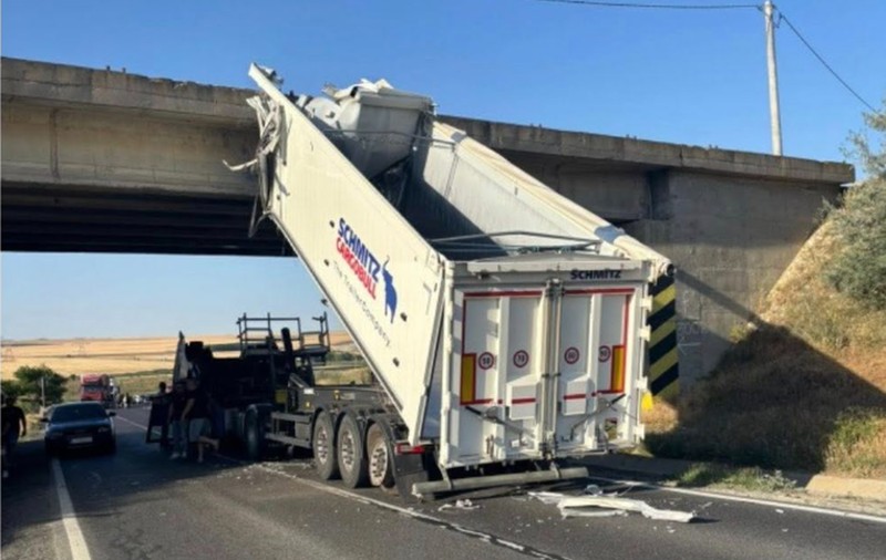 Șofer român de TIR, accident ca în Final Destination la Sibioara, în Constanța: i s-a ridicat bena înainte de un pod și a zburat cu cabina