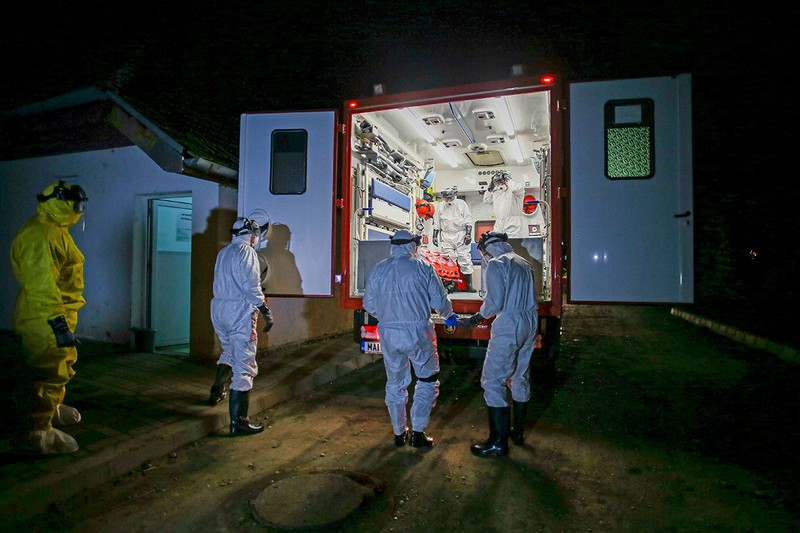 Medici transportând la spital un pacient cu COVID-19