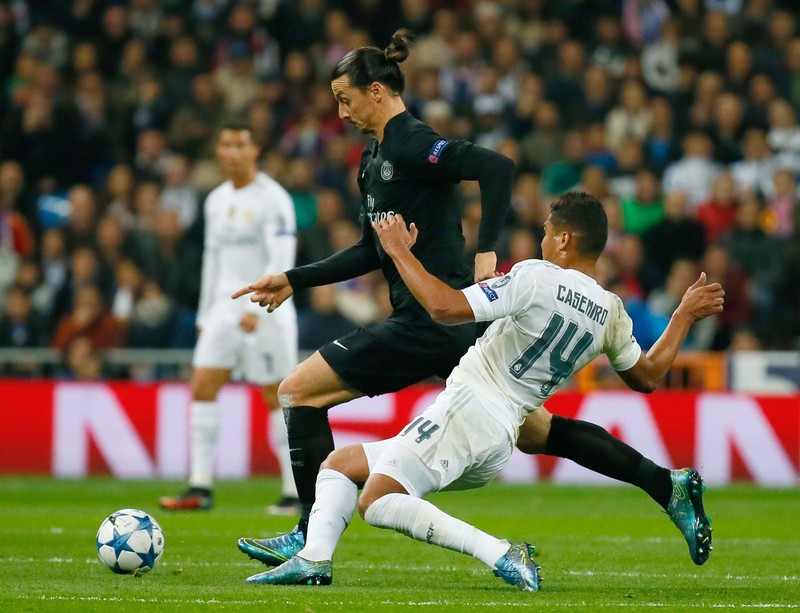 epa05009727 Real Madrid's Brazilian midfielder Carlos Henrique Casimiro (R) fights for the ball with Swedish striker Zlatan Ibrahimovic (L) of Paris Saint-Germain during the UEFA Champions League group A soccer match between Real Madrid and Paris Saint-Germain (PSG) at Santiago Bernabeu stadium, in Madrid, Spain, 03 November 2015. EPA/JUANJO MARTIN