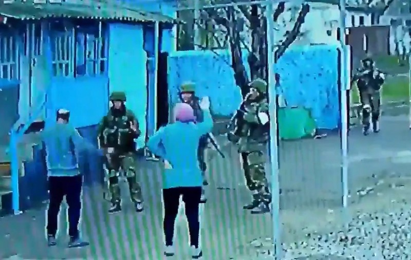 VIDEO | Patru soldați ruși înarmați, dați afară dintr-o curte de doi bătrâni cu mâinile goale. Imaginile au devenit virale