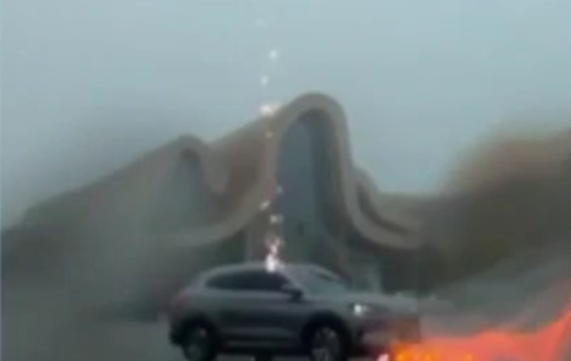 Momentul în care un fulger lovește o mașină care circula cu viteză, în China