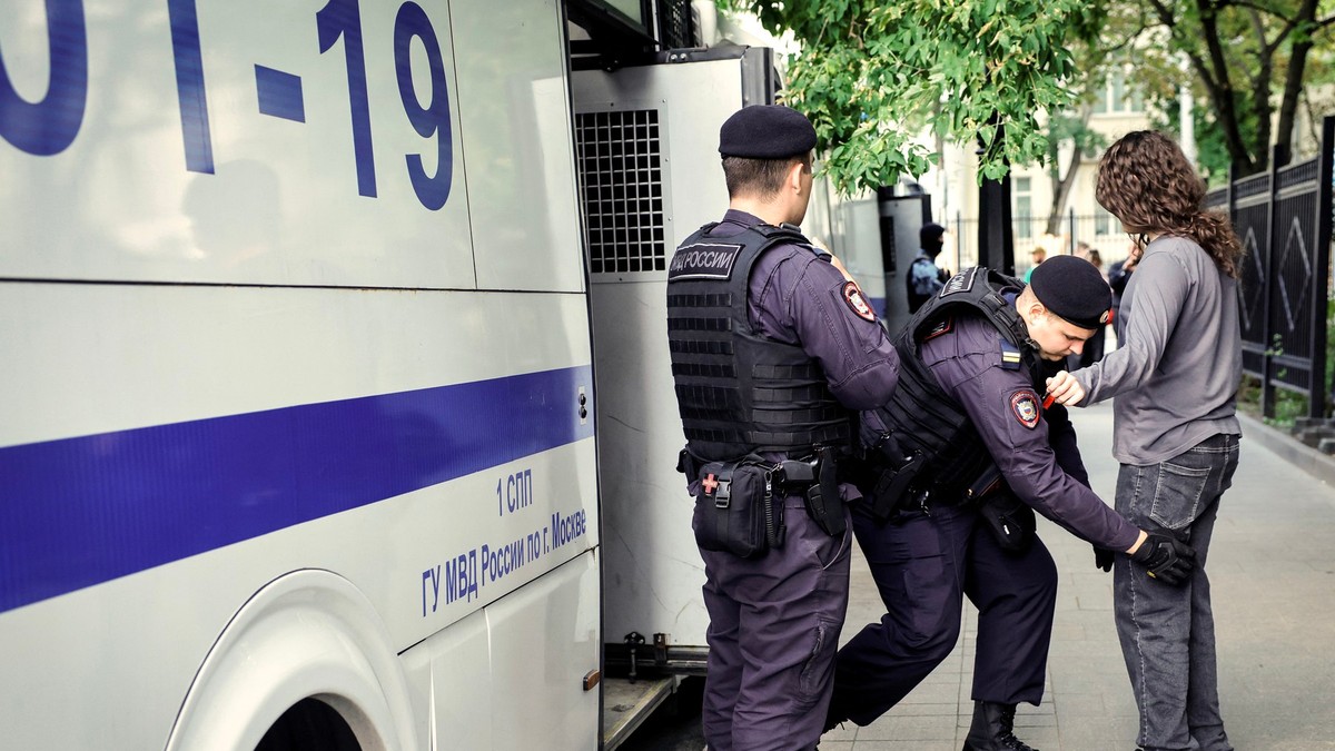 Un polițist percheziționează o protestatară reținută în fața Curții Supreme din Moscova Foto: Profimedia