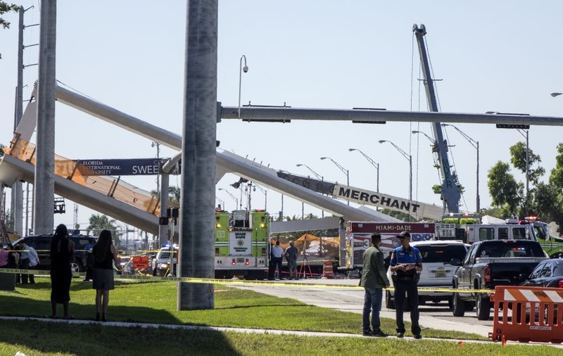 UPDATE/Un pod s-a prăbușit în Miami, peste o șosea intens circulată. Cel puţin șase morți (FOTO&VIDEO)