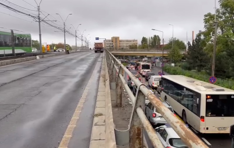 PMB, după ambuteiajele cauzate de lucrările la Podul Grant: Va fi mărit, de marţi, numărul echipajelor de poliţie rutieră pentru a fluidiza traficul