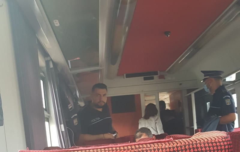 Cum încalcă un polițist legea: fără mască de protecție, într-o călătorie de două ore cu trenul