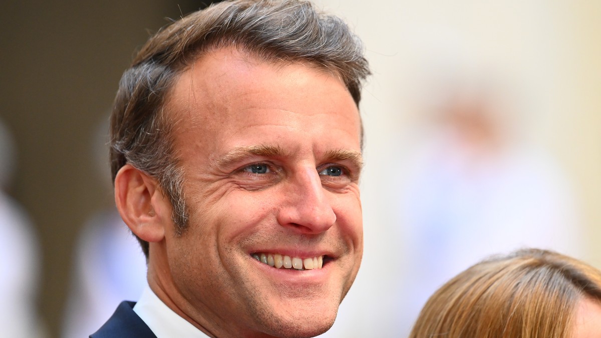 Emmanuel Macron surprins zâmbind în timpul unei întâlniri cu Giorgia Meloni, pe 3 iunie 2025