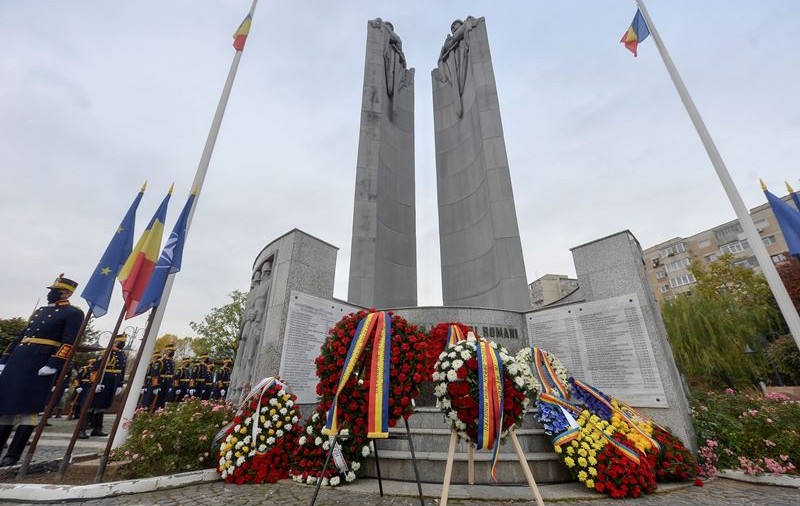 Ceremonii militare și religioase de Ziua Eroilor. Klaus Iohannis și ministrul apărării, prezenți la Sibiu