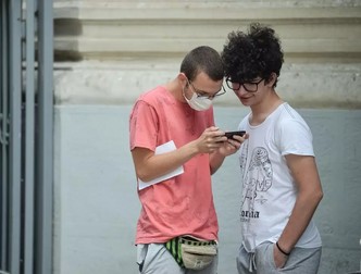 Doi elevi se consultă pe subiecte, după examenul de Bac 2022