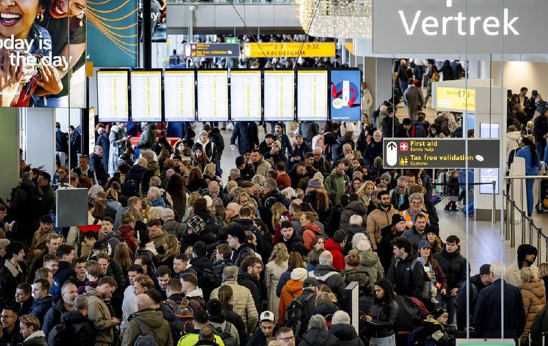 Haos pe Aeroportul Schiphol din Amsterdam: peste 900 de zboruri, anulate sau amânate din cauza viscolului și a ploilor cu gheață