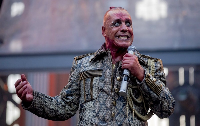 Momentul în care liderul trupei rock Rammstein îi cere unei admiratoare să-și ridice tricoul. Till Lindemann, anchetat pentru abuzuri sexuale la concerte