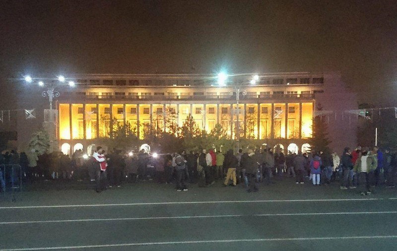 FOTO/ Protest în Piața Victoriei. Oamenii scandează lozinci antiguvernamentale -  "Incompetenții, inapții, inadaptații"