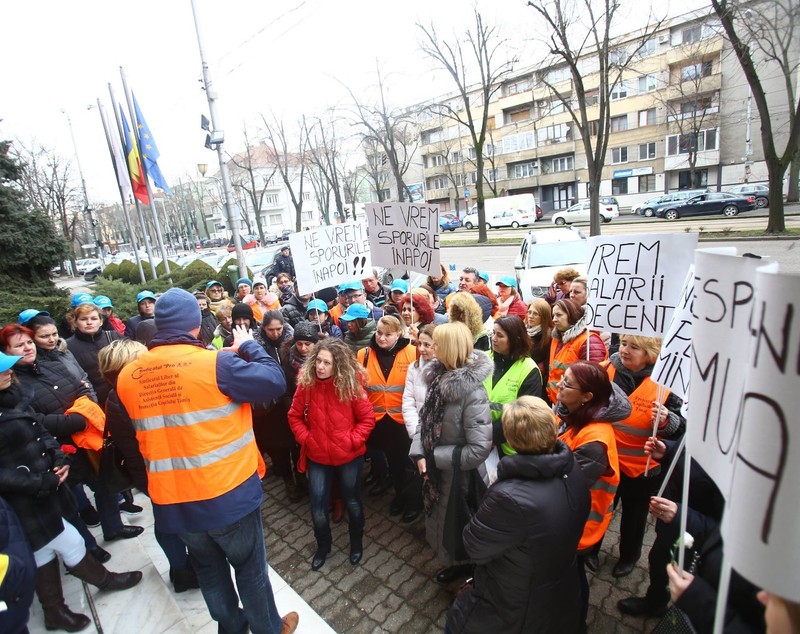 Protest în stradă al angajaților DGASPC Timiș, supărați că au rămas fără sporuri: "Nu vă bateți joc de noi/ suntem oameni, nu gunoi!"/ FOTO