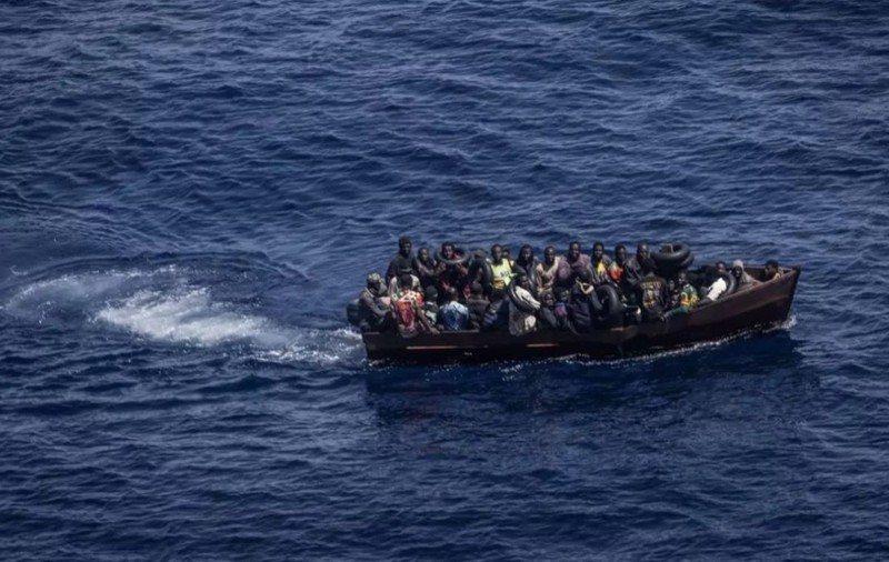 Ofițeri ai marinei franceze refuză să salveze 60 de migranți dintr-o barcă plină cu apă