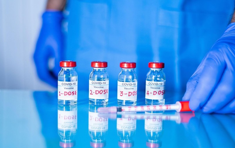 Tot mai multe state oferă vaccinarea anti-COVID cu a patra doză, în ciuda îndoielilor EMA privind necesitatea acesteia. Care sunt argumentele