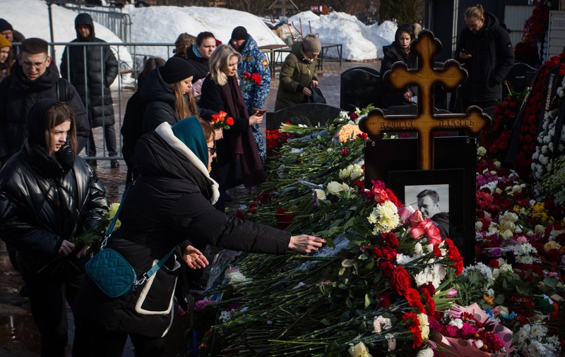 Părinţii lui Aleksei Navalnîi le mulțumesc miilor de ruşi care au venit la mormântul opozantului: "Această amintire ne dă speranță"