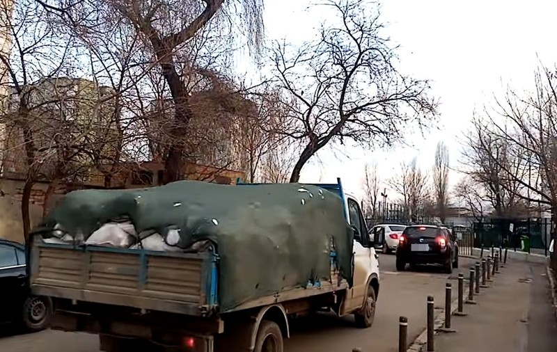 Primarul sectorului 6 anunță că a fost confiscată prima mașină care aruncă deșeuri la întâmplare: ”Nu trebuie să mai trăim într-o groapă de gunoi!”