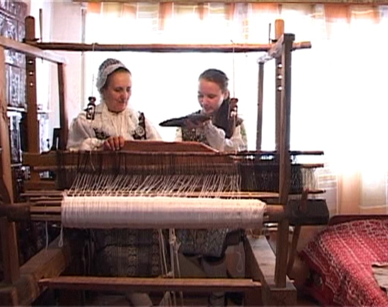 O vrânceancă reînvie tradiția polulară într-un atelier dotat cu bani europeni
