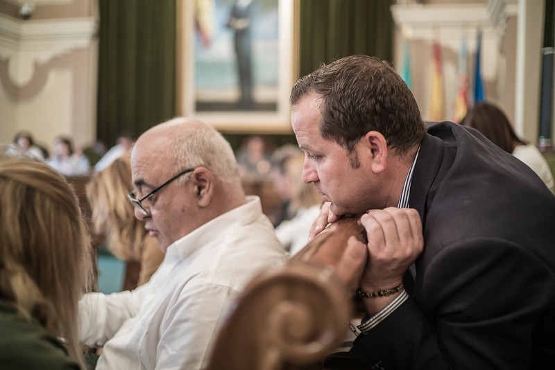 Manuel Păduraru stă de vorbă cu un coleg din Ciudadanos în sala de ședințe a Primăriei din Castellón de la Plana