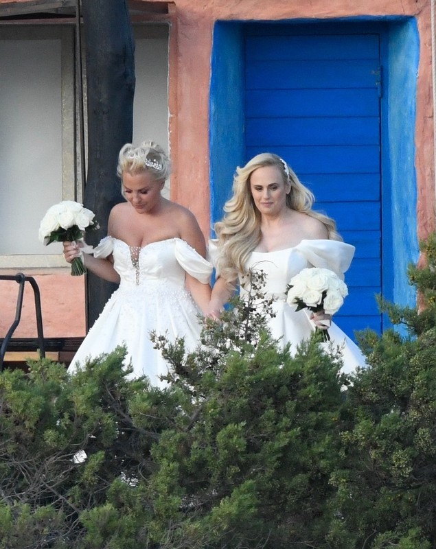 Imagini de la nunta actriței Rebel Wilson cu Ramona Agruma. Vedeta și soția ei s-au îmbrăcat în rochii de mireasă asemănătoare