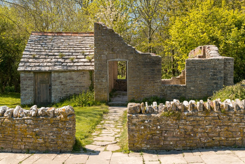 Ruinele satului abandonat Tyneham, din Dorset, Marea Britanie. | Foto: 123rf.com