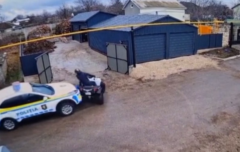 Video cu momentul în care o mașină de poliție lovește în plin un ATV pe care îl urmărea și-l răstoarnă, într-un oraș din Moldova