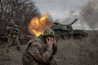 DONETSK OBLAST, UKRAINE - DECEMBER 28: A Ukrainian soldier fires towards the Russian position as the Ukrainian soldiers from the artillery unit wait for ammunition assistance at the frontline in the direction of Avdiivka as the Russia-Ukraine war continues in Donetsk Ozge Elif Kizil / Anadolu,Image: 833038740, License: Rights-managed, Restrictions: , Model Release: no