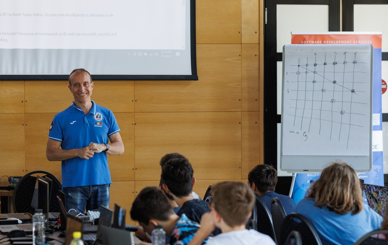 Profesorul de informatică cu cei mai mulți olimpici naționali îi obligă pe elevi să pună întrebări și le dă probleme cu Chuck Norris. De ce a refuzat să predea la stat