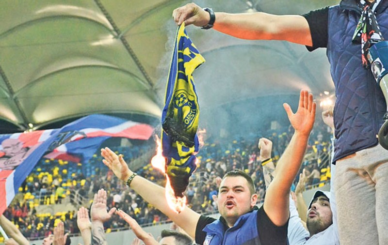 Suporterii Stelei au ars fularul, dar «i-a ars» Petrolul! FOTO / VIDEO