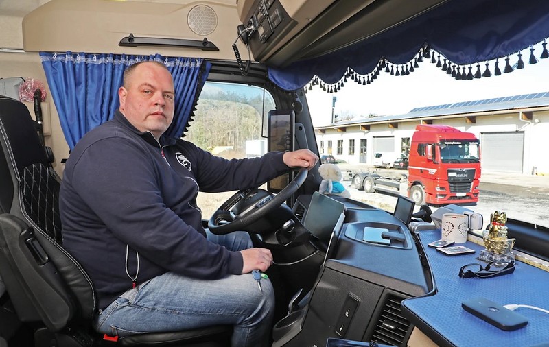Manevră nebună cu TIR-ul făcută de un șofer, ca să-și salveze colegul căzut cu capul pe volan la 90 km/h, în Germania