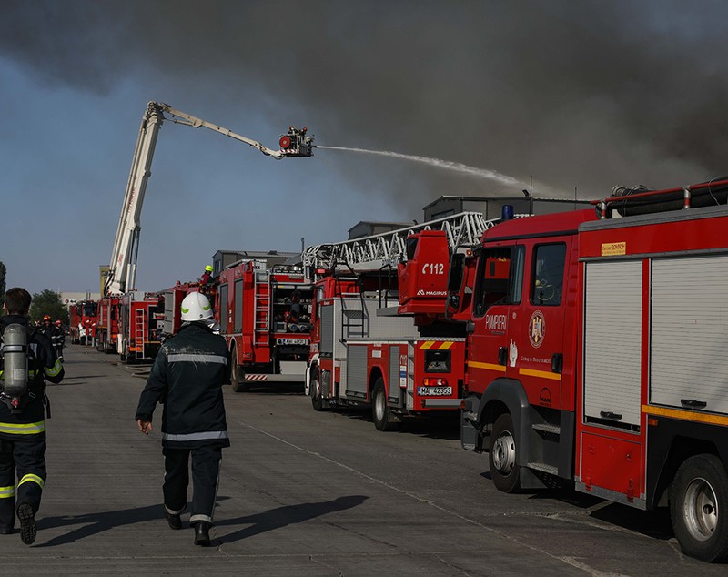 Incendiul de la hala din Mogoșoaia, stins după cinci ore și jumătate. Cauza încă nu e cunoscută