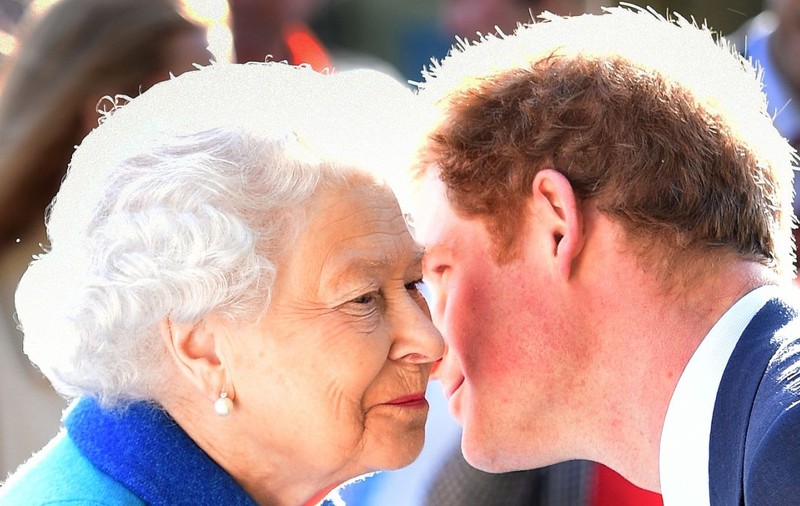 Ce a făcut prințul Harry timp de 10 minute în fața reginei Elisabeta înainte de nunta cu Meghan Markle