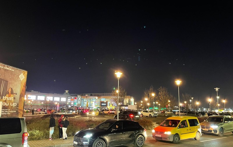 Amenințare falsă cu bombă la Băneasa Shopping City. Sute de clienți au fost evacuați pentru a permite pirotehniștilor să intervină