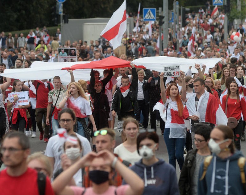 Protest uriaș la Minsk, în a patra săptămână de manifestații anti-Lukaşenko. Peste 30 de oameni au fost arestaţi