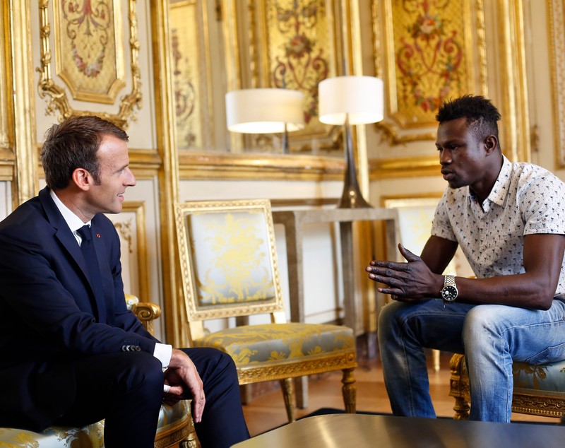 GALERIE FOTO | Povestea lui Mamoudou Gassama, eroul care a salvat un copil la Paris. Anunțul făcut de Emmanuel Macron