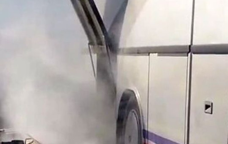 Un autocar în care se aflau 7 oameni a luat foc pe A1