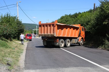 Un camion blochează un drum din Zvecan, oraș aproape de Mitrovița | Foto: Hepta