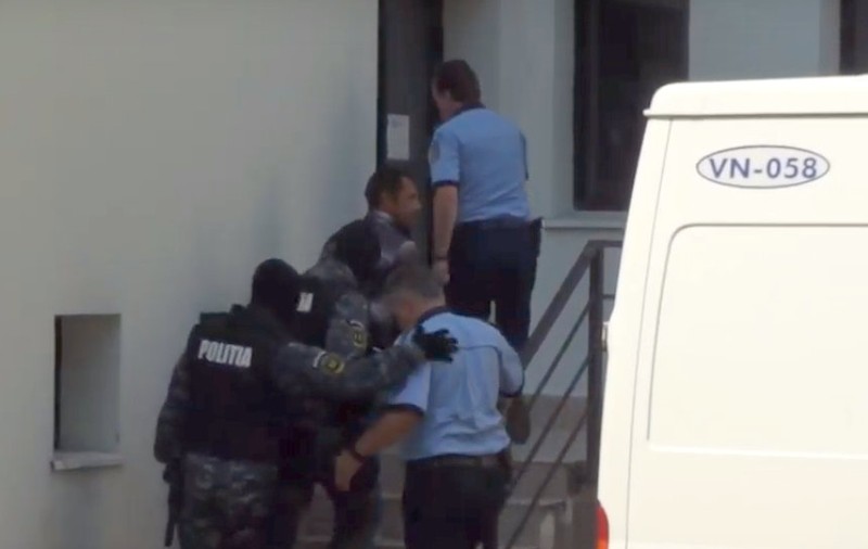 A luat o copilă de 11 ani de sub nasul familiei și a batjocorit-o. Părinții erau prea beți ca să înțeleagă ce se petrece!