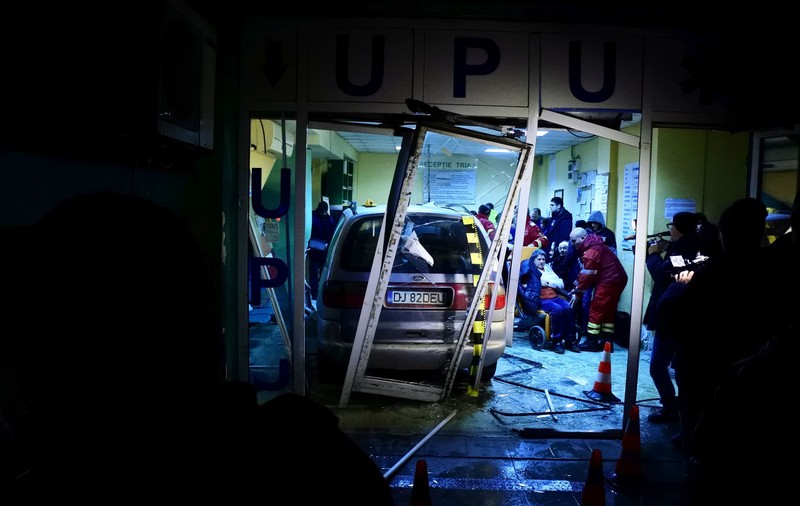Bărbatul care a intrat cu mașina prin ușile Spitalului Craiova a fost reținut. Ce acuzații i se aduc